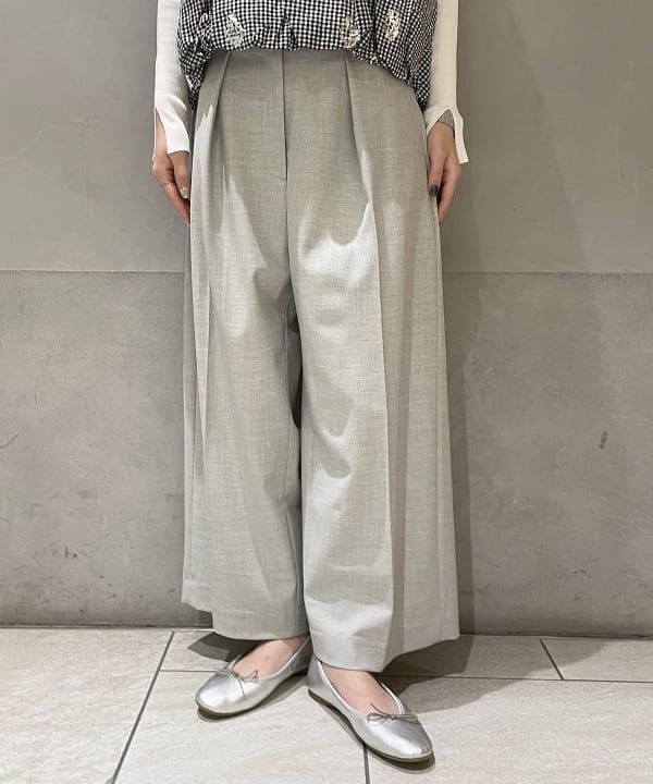 高木 菜央さんの「BEAMS WOMEN｜ISLA DE GAR / サテン クロシェ ハンドバッグ」を使ったコーディネート