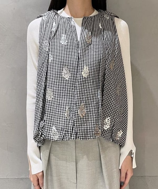 高木 菜央さんの「BEAMS WOMEN｜ISLA DE GAR / サテン クロシェ ハンドバッグ」を使ったコーディネート