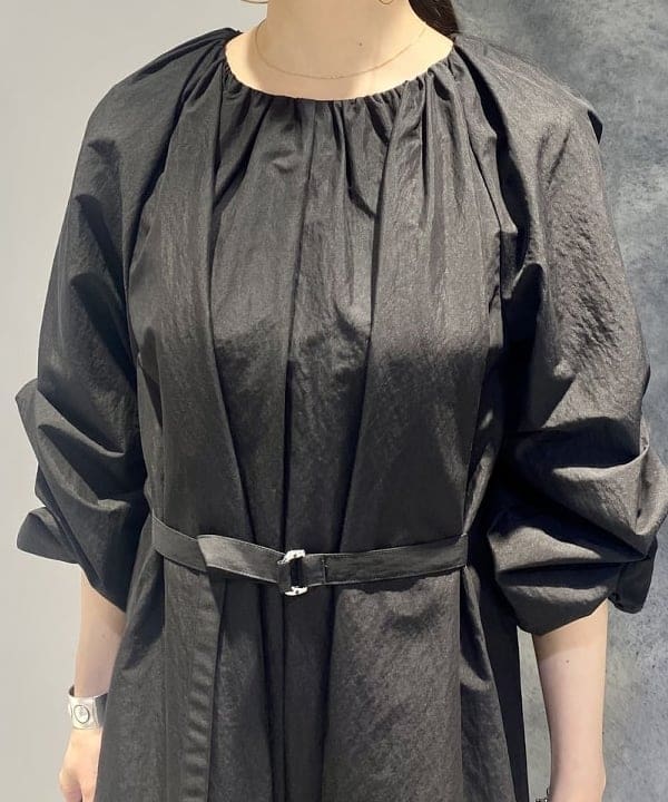 丸山 真菜美さんの「BEAMS WOMEN｜ISLA DE GAR / サテン クロシェ ハンドバッグ」を使ったコーディネート