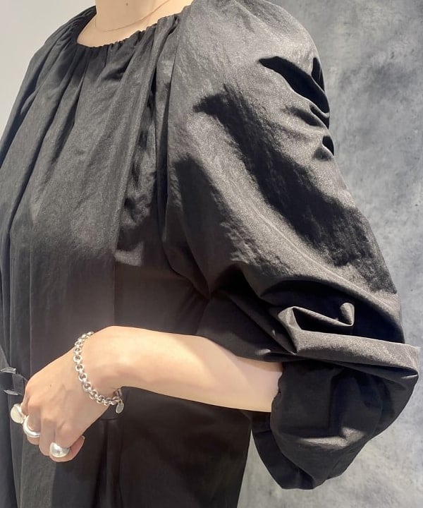 丸山 真菜美さんの「BEAMS WOMEN｜ISLA DE GAR / サテン クロシェ ハンドバッグ」を使ったコーディネート