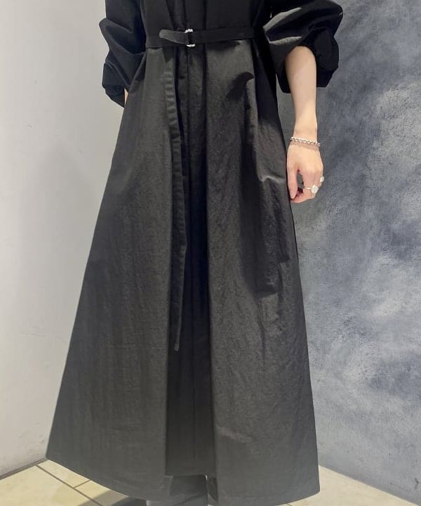 丸山 真菜美さんの「BEAMS WOMEN｜ISLA DE GAR / サテン クロシェ ハンドバッグ」を使ったコーディネート