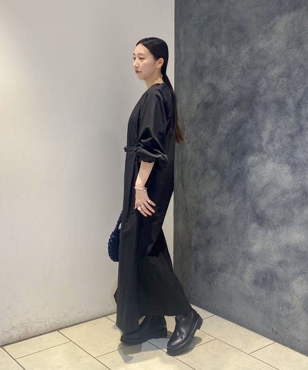 丸山 真菜美さんの「BEAMS WOMEN｜ISLA DE GAR / サテン クロシェ ハンドバッグ」を使ったコーディネート