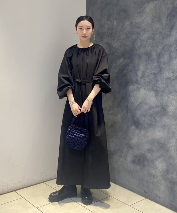 丸山 真菜美さんの「BEAMS WOMEN｜ISLA DE GAR / サテン クロシェ ハンドバッグ」を使ったコーディネート