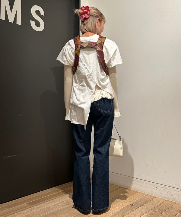 佐藤 亜美さんの「BEAMS WOMEN｜フレア デニム パンツ」を使ったコーディネート