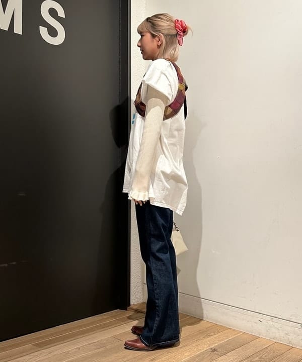 佐藤 亜美さんの「BEAMS WOMEN｜フレア デニム パンツ」を使ったコーディネート