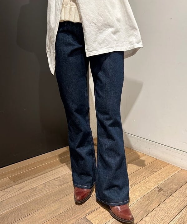 佐藤 亜美さんの「BEAMS WOMEN｜フレア デニム パンツ」を使ったコーディネート