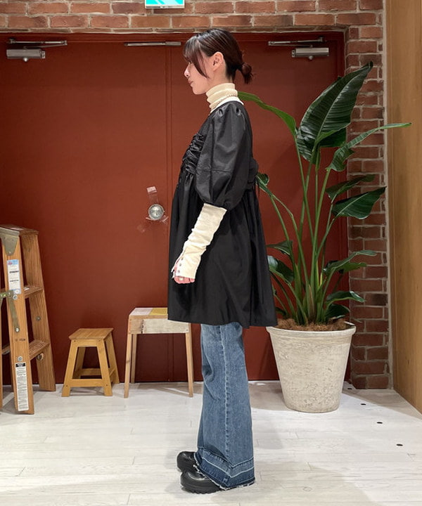 中江梨々香さんの「BEAMS WOMEN｜タフタ ギャザー ヨーク ミニ ワンピース」を使ったコーディネート