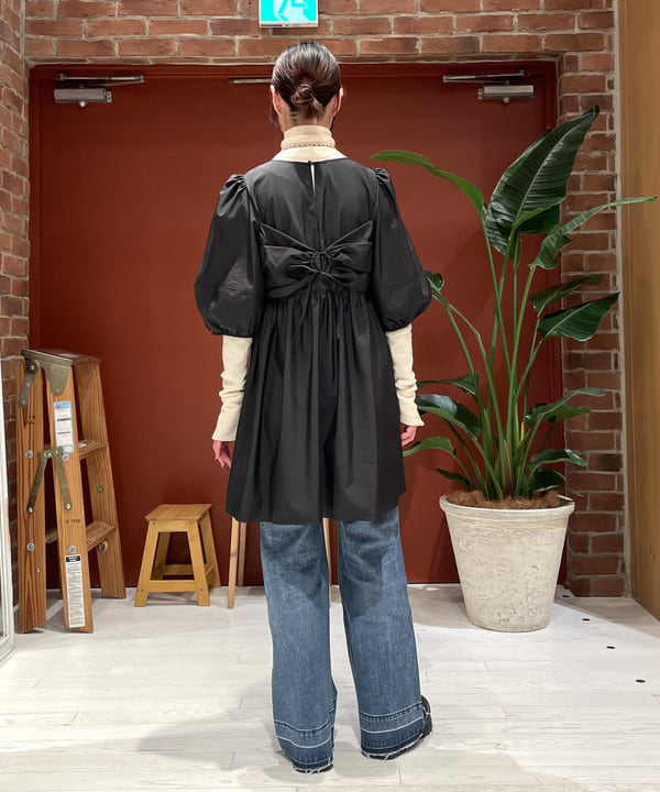 中江梨々香さんの「BEAMS WOMEN｜タフタ ギャザー ヨーク ミニ ワンピース」を使ったコーディネート