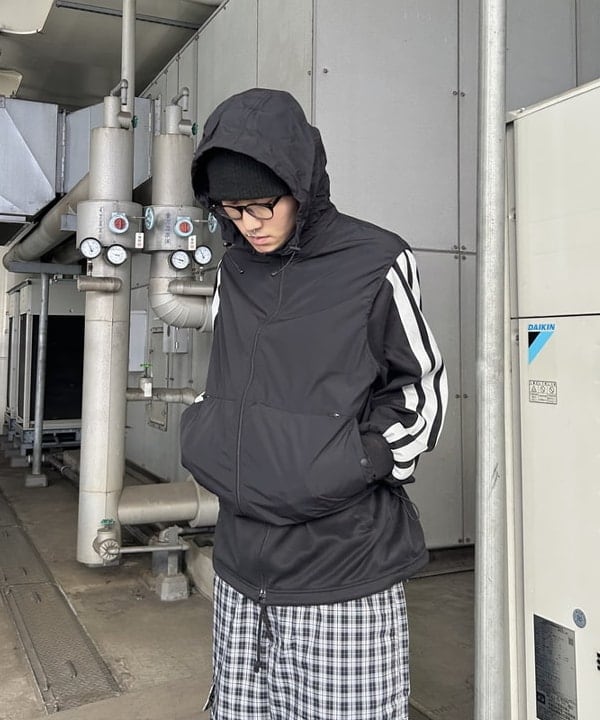 タマイユウトさんの「BEAMS WOMEN｜撥水 ライトウェイト フーデッド ベスト」を使ったコーディネート