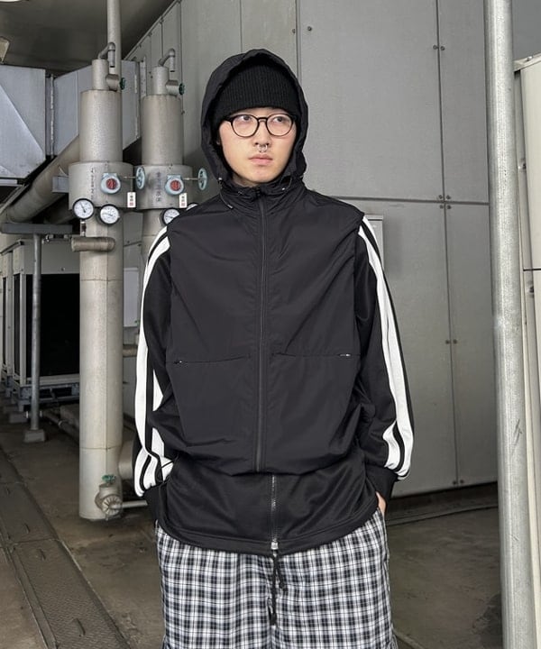 タマイユウトさんの「BEAMS WOMEN｜撥水 ライトウェイト フーデッド ベスト」を使ったコーディネート