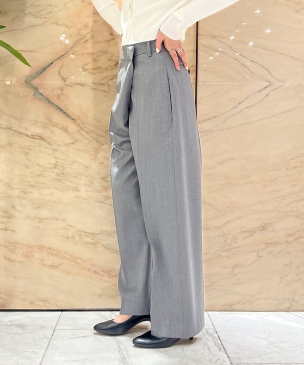 中丸　栞さんの「BEAMS WOMEN｜18G リブ クルーネック カーディガン」を使ったコーディネート