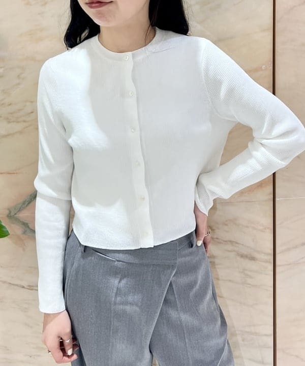 中丸　栞さんの「BEAMS WOMEN｜18G リブ クルーネック カーディガン」を使ったコーディネート