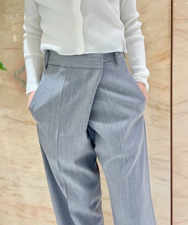 中丸　栞さんの「BEAMS WOMEN｜18G リブ クルーネック カーディガン」を使ったコーディネート