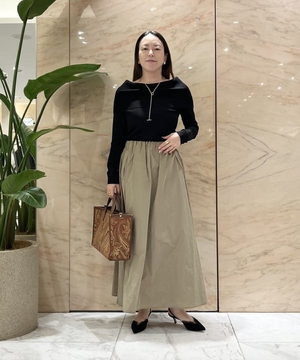 関 桂子さんの「BEAMS WOMEN｜オフショルダー プルオーバーニット」を使ったコーディネート