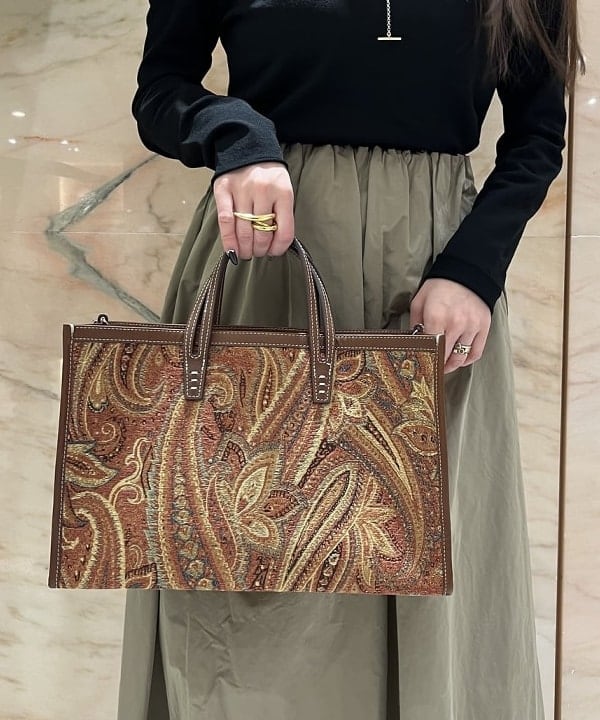 関 桂子さんの「BEAMS WOMEN｜オフショルダー プルオーバーニット」を使ったコーディネート