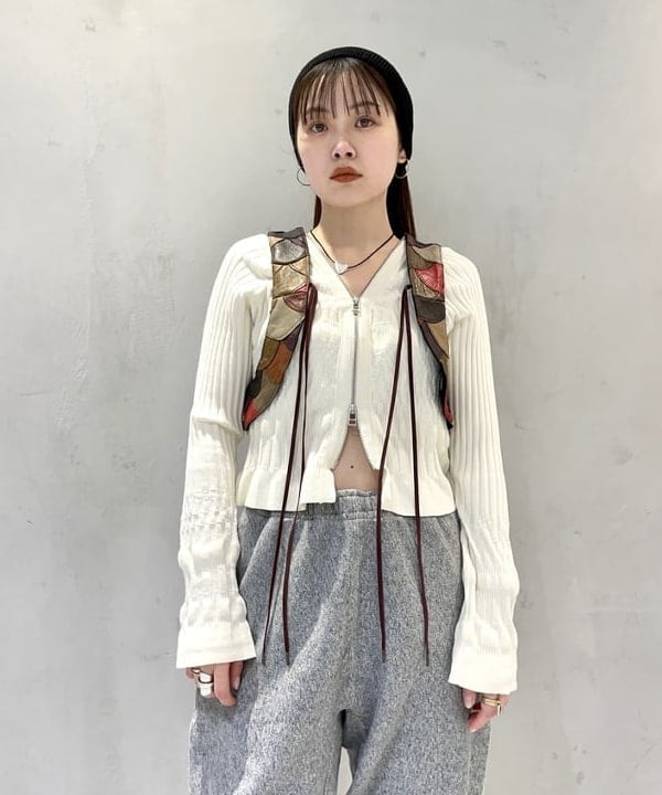 カタヤマ アヤさんの「BEAMS WOMEN｜クロップド ジップ Vネック カーディガン」を使ったコーディネート