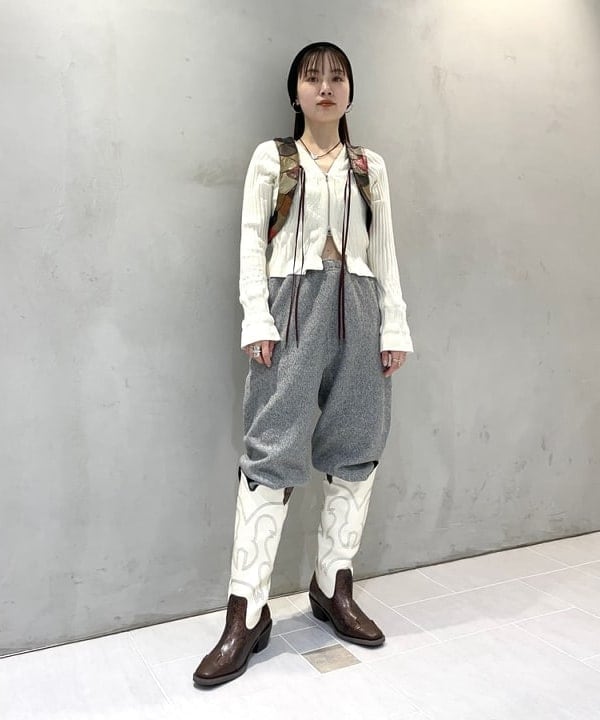 カタヤマ アヤさんの「BEAMS WOMEN｜クロップド ジップ Vネック カーディガン」を使ったコーディネート