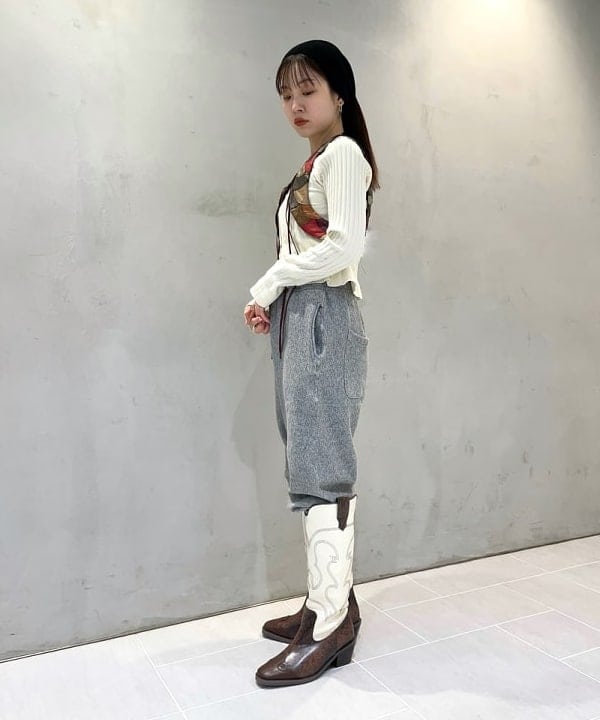 カタヤマ アヤさんの「BEAMS WOMEN｜クロップド ジップ Vネック カーディガン」を使ったコーディネート
