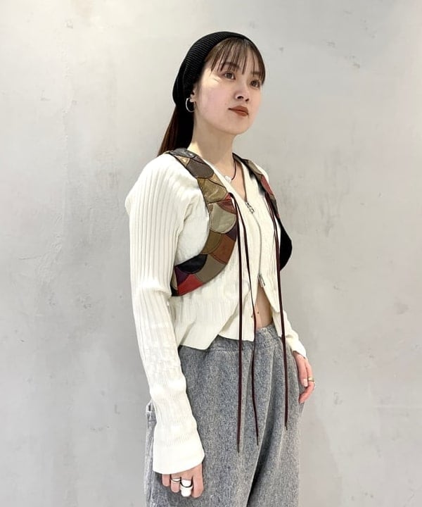 カタヤマ アヤさんの「BEAMS WOMEN｜クロップド ジップ Vネック カーディガン」を使ったコーディネート