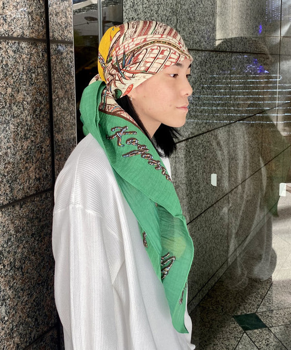 はるひむさんの「BEAMS WOMEN｜manipuri / フリーダ ストール GREEN」を使ったコーディネート