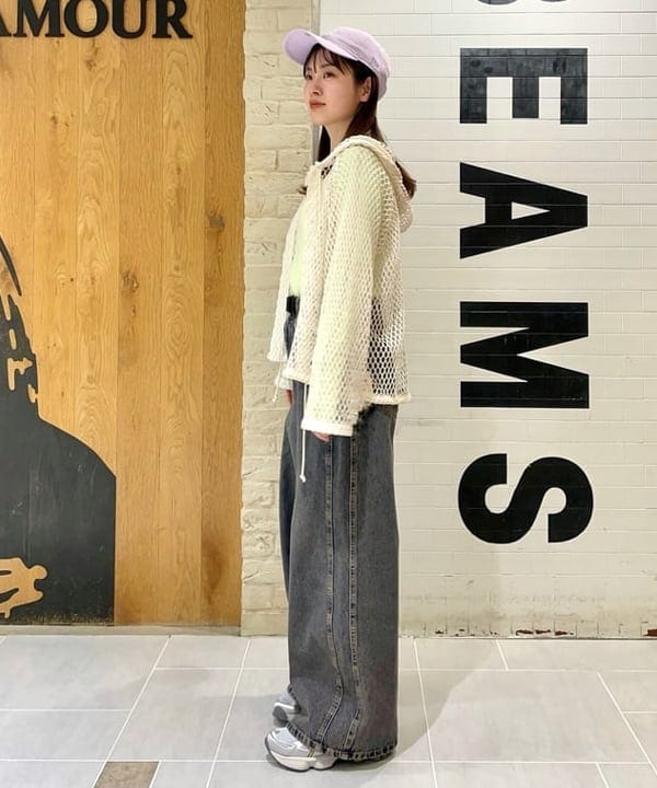 カタヤマ アヤさんの「BEAMS WOMEN｜ビッグ メッシュ フーディー」を使ったコーディネート
