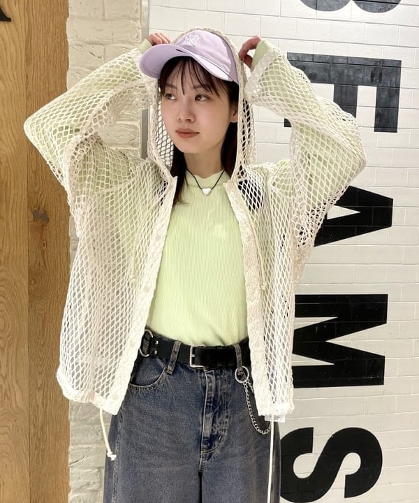 カタヤマ アヤさんの「BEAMS WOMEN｜ビッグ メッシュ フーディー」を使ったコーディネート
