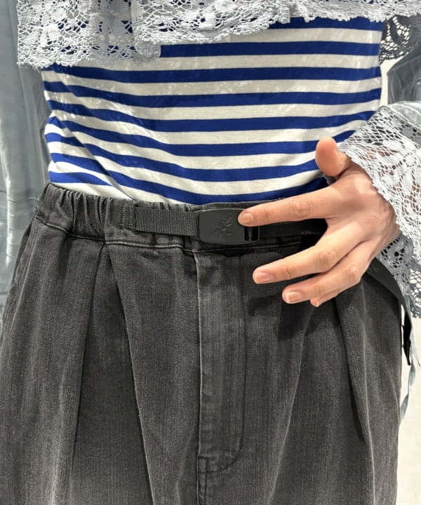 み　う　ちさんの「BEAMS WOMEN｜【別注】GRAMICCI / ワイド デニム 25SS」を使ったコーディネート