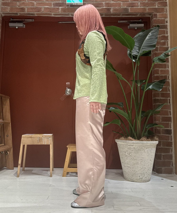 竹村 澄玲さんの「BEAMS WOMEN｜ポリエステル シャンタン パンツ」を使ったコーディネート