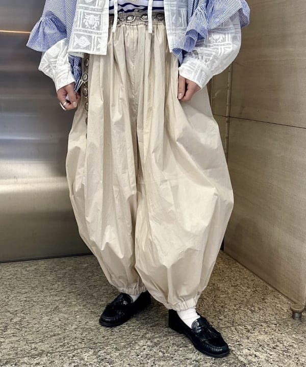 吉野 多恵さんの「BEAMS WOMEN｜HAVERSACK / 80タイプライター バルーン パンツ」を使ったコーディネート