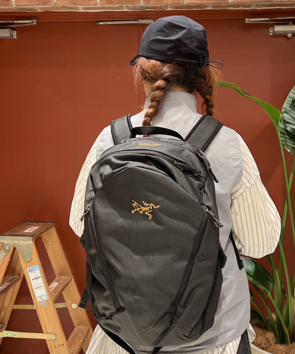 エノモト アミさんの「BEAMS WOMEN｜ドビー ストライプ ビッグ ボタンダウン シャツ」を使ったコーディネート