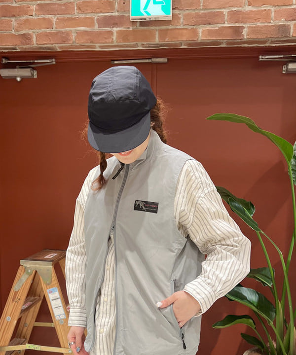 エノモト アミさんの「BEAMS WOMEN｜ドビー ストライプ ビッグ ボタンダウン シャツ」を使ったコーディネート