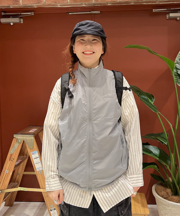 エノモト アミさんの「BEAMS WOMEN｜ドビー ストライプ ビッグ ボタンダウン シャツ」を使ったコーディネート