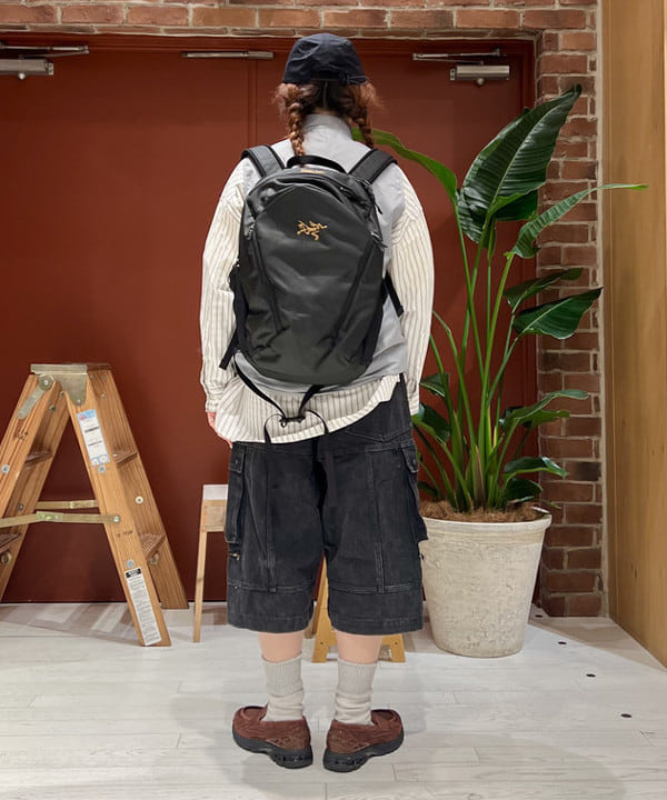 エノモト アミさんの「BEAMS WOMEN｜ドビー ストライプ ビッグ ボタンダウン シャツ」を使ったコーディネート