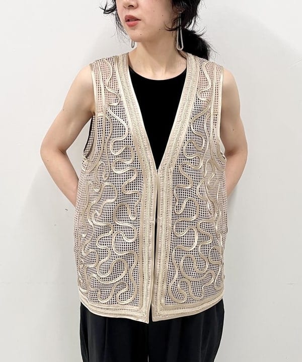 kigoさんの「BEAMS WOMEN｜RBS / テープ 刺繍 ジレ」を使ったコーディネート