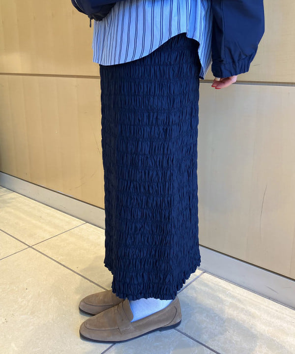 Hazukiさんの「BEAMS WOMEN｜【別注】ne Quittez pas / コットンポプリン シャーリングスカート」を使ったコーディネート