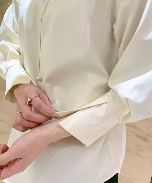 AONO SHIKAMAさんの「BEAMS WOMEN｜Oggi × Demi-Luxe BEAMS / コットン ベルテッドパンツ」を使ったコーディネート