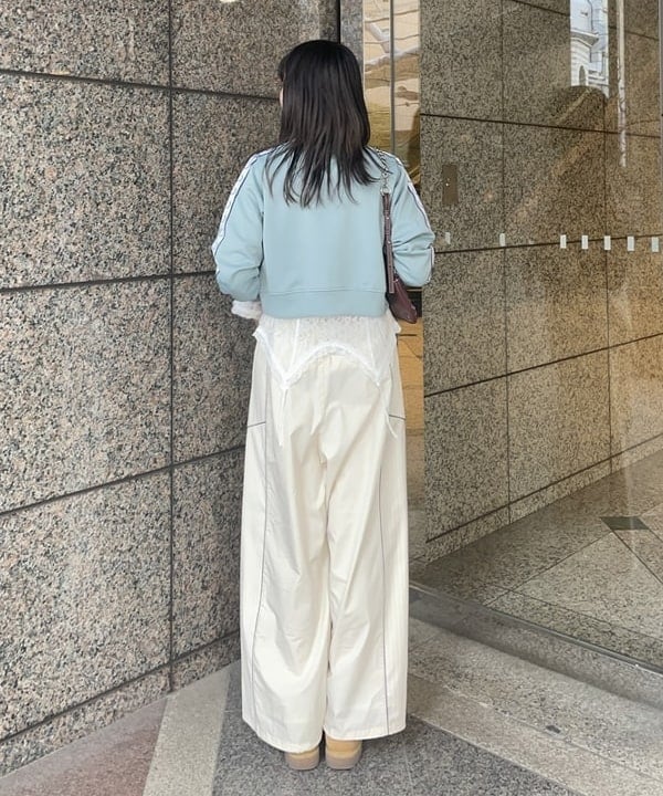 加歩さんの「BEAMS WOMEN｜ストライプ キリカエ トラックパンツ」を使ったコーディネート