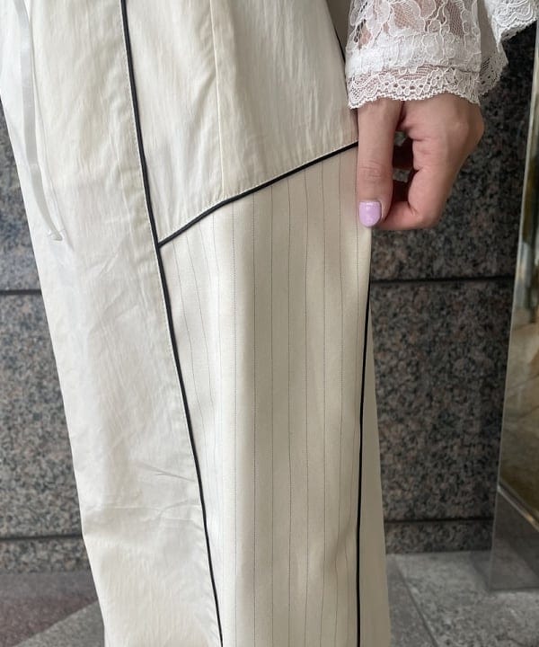 加歩さんの「BEAMS WOMEN｜ストライプ キリカエ トラックパンツ」を使ったコーディネート