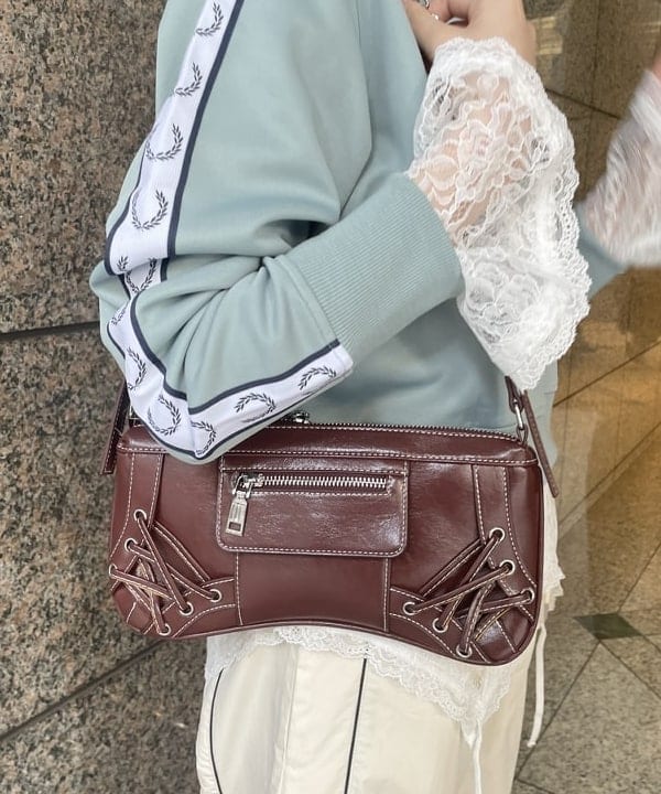 加歩さんの「BEAMS WOMEN｜ストライプ キリカエ トラックパンツ」を使ったコーディネート