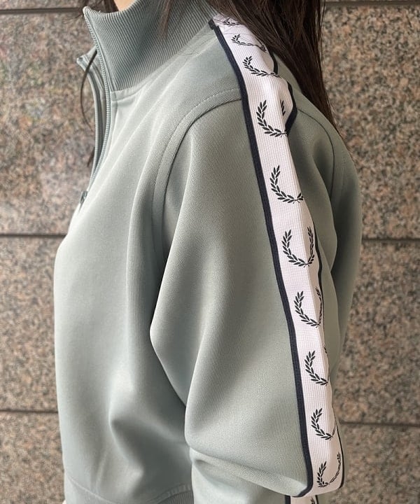 加歩さんの「BEAMS WOMEN｜ストライプ キリカエ トラックパンツ」を使ったコーディネート