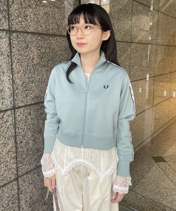 加歩さんの「BEAMS WOMEN｜ストライプ キリカエ トラックパンツ」を使ったコーディネート