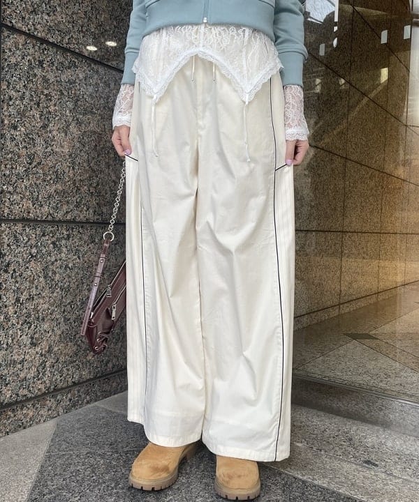 加歩さんの「BEAMS WOMEN｜ストライプ キリカエ トラックパンツ」を使ったコーディネート