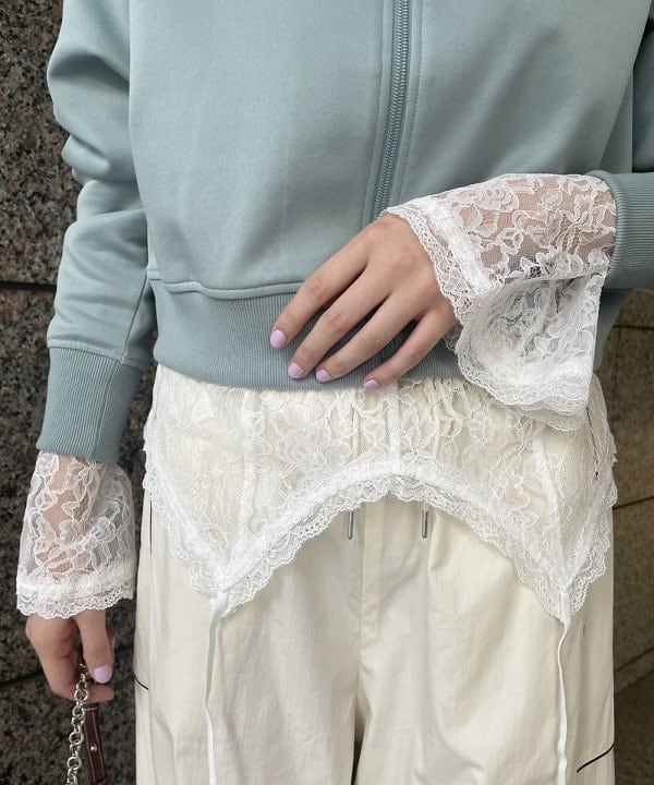 加歩さんの「BEAMS WOMEN｜ストライプ キリカエ トラックパンツ」を使ったコーディネート