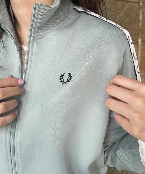 加歩さんの「BEAMS WOMEN｜ストライプ キリカエ トラックパンツ」を使ったコーディネート