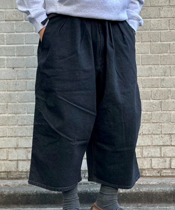 Kellyさんの「BEAMS WOMEN｜クウォーターレングス デニム ウェビングパンツ」を使ったコーディネート