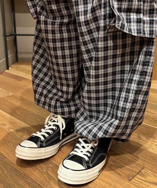 三宅 康平さんの「BEAMS WOMEN｜チェック カーゴ イージーパンツ」を使ったコーディネート