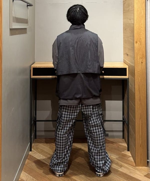 三宅 康平さんの「BEAMS WOMEN｜チェック カーゴ イージーパンツ」を使ったコーディネート