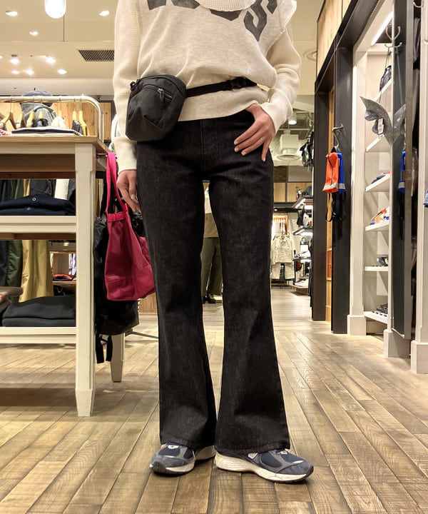 葵さんの「BEAMS WOMEN｜フレア デニム パンツ」を使ったコーディネート