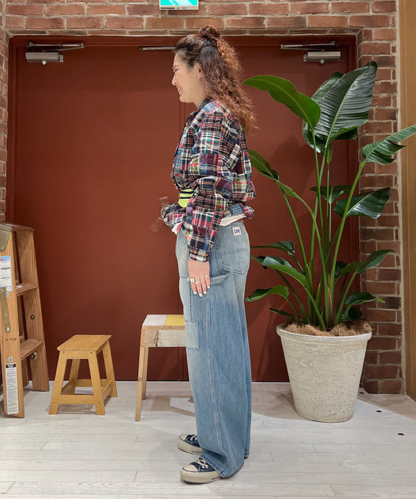 エノモト アミさんの「BEAMS WOMEN｜【別注】Lee / ダメージ & リペア ペインター パンツ」を使ったコーディネート