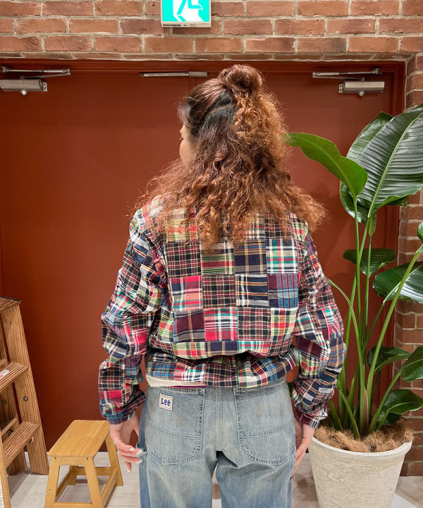 エノモト アミさんの「BEAMS WOMEN｜【別注】Lee / ダメージ & リペア ペインター パンツ」を使ったコーディネート